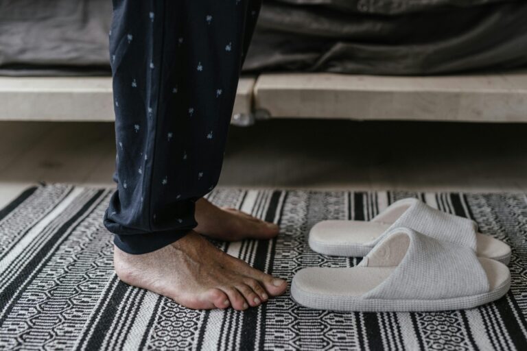 La lista definitiva de nuevas zapatillas de casa para mayores – Precios 2025